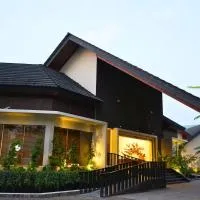 Azana Garden Hill Resort Blora، فندق في Blora