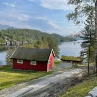 Hytte ved sjøen med båtutleige, hotel v destinaci Kvalsvik