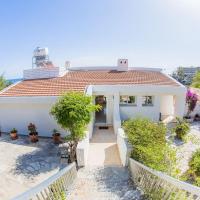 Coral Bay Beach House Apartment, hotel i Pegeia