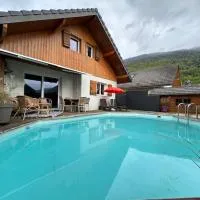 Maison individuelle avec piscine entourée de montagnes, hotel en Monthion