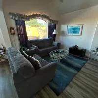 Ocean Cabin 28 w Private Jacuzzi Pet Friendly, hotel di Smith River