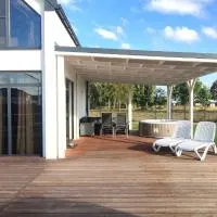 Ferienhaus Laura 70qm bis 5 Gäste mit Fass-Sauna, Whirlpool April bis Oktober, 75qm Terrasse und eingezäunten Garten Haustiere willkommen, hótel í Sierosław