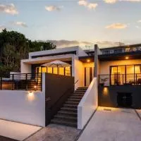 Luxury Villa Maeda Unit1, hotell i Maeda