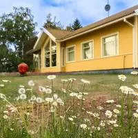 Keltainen talo - tilava huvila lähellä Saloa, hotel em Vartsala