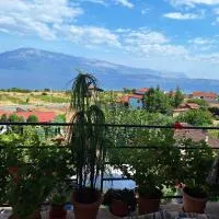 Taku Villa Wonderful view of Lake Ohrid, hotel v destinaci Udënisht