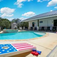 Heated Pool Movie Theater Hot Tub Games Sleeps 28, hotel v destinácii Concan