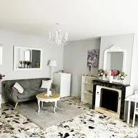 Maison de village - Suite Baroque cosy et élégante à 1 h de Paris proche Fontainebleau, hotel en Flagy