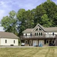 5 bedroom, Lakeside Family Getaway with Playground, hotel a Louisa