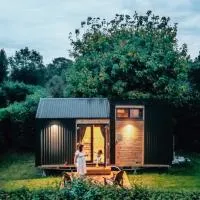 Garden Home by Tiny Away โรงแรมในBessé-sur-Braye