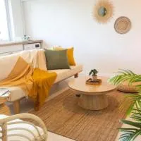 Mango Moon Phuket Tropical 2BR near Central Phuket, hotel i Ban Rangeng