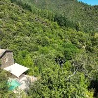 La Clède avec sa piscine privée, hotel en Saumane