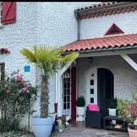 Villa Provençale avec Spa Piscine Privée, מלון בRis