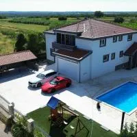 Studio Apartment with pool, Airport Zadar、Donji Zemunikにあるザダル空港 - ZADの周辺ホテル