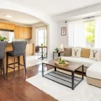 Cozy Modern 4BR Home with Sunny Patio، فندق في أوتاوا