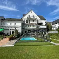 Pino24 Ferienwohnungen mit Pool und Sauna, hotel in Hallenberg
