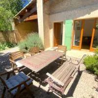 Maison provençale au milieu des champs, хотел в Robion en Luberon