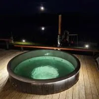Ezerdzirnas, hotel a Celmenieki