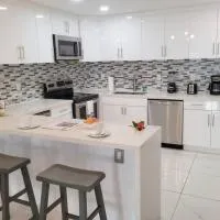 Modern 1 BR Condo, Steps from Beach, Free Parking!, Hotel in Sunny Isles Beach