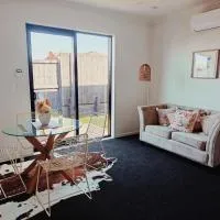 Contemporary New 2-Bedroom Home، فندق في هاميلتون