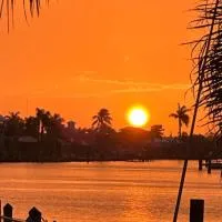 Cozy 2 BR Waterfront home with Heated Pool, hotel a Fort Myers