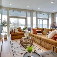 Waterfront Watertown Condo with Patio and Pool Access!, hotell sihtkohas Watertown lennujaama Watertown'i regionaalne lennujaam - ATY lähedal
