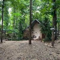 Doendin Mudbrick hostel، فندق في Ban Phaem Klang