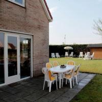 Appealing bungalow with garden, Hotel in Breskens