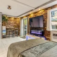 Private Studio Suite with Separate Entrance & Backyard, Quiet Brooklyn Stay، فندق في بروكلين