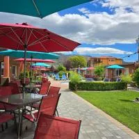Viesnīca Sahara Courtyard Inn & Suites Osoyoos pilsētā Osojūsa