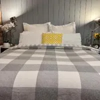 The Coachhouse - studio apartment: Goulburn şehrinde bir otel