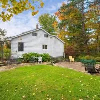 Willow Woods Retreat - Farmhouse - Patio & Nature, ξενοδοχείο σε Kirtland