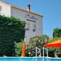 Viesnīca L'Oustaloise - Chambres et table d'hôtes prés de Béziers- Alex est cuisinier de métier- Piscine avec transats et parasols terrasse parking privé et garage à vélos motos- Labellisée Accueil vélo et Vignoble et découverte pilsētā Faugères