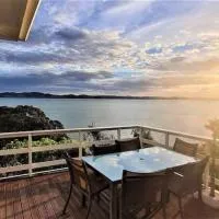 Beachfront bach w beautiful sunsets, pizza oven, handy to town, hotell i Tamaterau