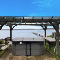 3BR Fife Lake Getaway with Fire Pit & Hot Tub, hotel di Fife Lake