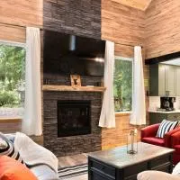 Luxe Chalet at Rainier Entrance with Hot Tub-AC-WiFi, hotell i Ashford