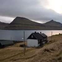 House by the ocean and majestic mountains, ξενοδοχείο σε Syðradalur