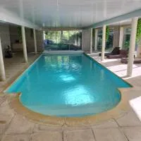 Au Charme du Lac Espace bien être et Piscine chauffé proche parc et restaurant du casino, hotel u gradu 'Forges-les-Eaux'