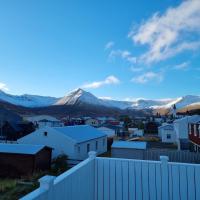 The Painter's house with view and balcony, hotel in zona Grimsey Airport - GRY, Siglufjörður