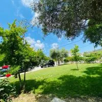 Chrisi Holiday Home - 500 sqm Private Gardens & Nature View - 300m by the sea, hotelli kohteessa Almirida