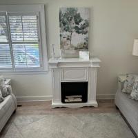 Cozy Neutral Farmhouse, Coffee provided, Relaxation optional, hotel near Muskegon County - MKG, Muskegon