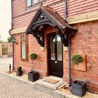 Stylish two bedroom apartment near Rookery Hall, hotel v destinaci Worleston