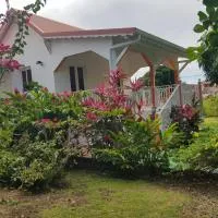 Ô PARADIS TERRESTRE Gîte passion – hotel w mieście Capesterre