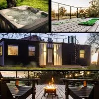 Hot Tub! The Blue Ridge Luxury Container Home, hotel en Bellmead