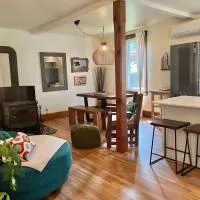 Retro-chic retreat in the heart of Wakefield，韋克菲爾德的飯店