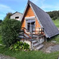 Petit chalet avec terrasse، فندق في Oust