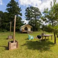 Cozy Forest Retreat Snug Glamping by the Fire Pit, hotell i Coldspring