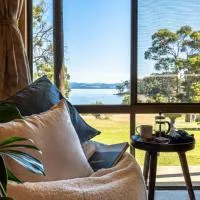 Waterfront Cabin Retreat - Sea Views with Breakfast Hamper & Local Produce, hotel a Lunawanna
