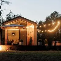 Vienis glamping - cozy and private forest house, hotel u gradu Randamonys