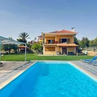 Athens Countryside resort with pool, hotel en Pallini