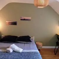 L idéal 10 mn Vannes Linge de lit, serviettes inclus wifi parking gratuit, hotel em Noyalo